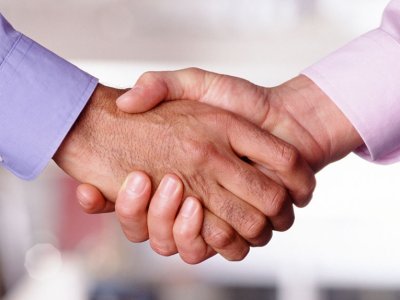 Shaking hands at the end of honest business